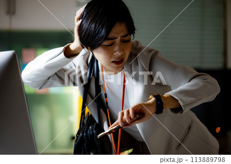 女性　残業　ビジネス 113889798