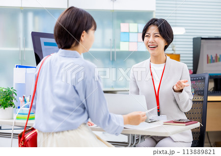 ビジネス　窓口　相談 113889821