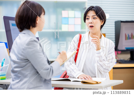 ビジネス　窓口　相談 113889831
