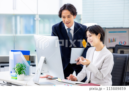 男女 ビジネス オフィス 男女 ビジネス オフィス 113889859