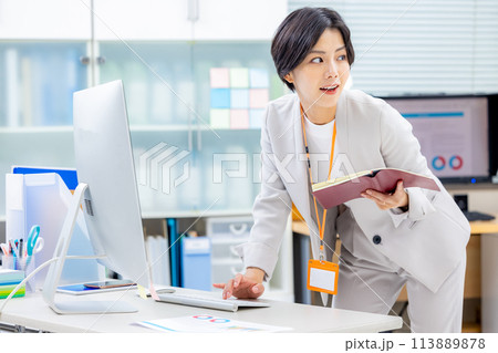 女性 オフィス ビジネス 女性 オフィス ビジネス 113889878