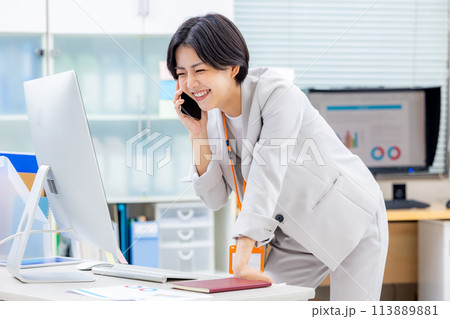 女性 オフィス ビジネス 女性 オフィス ビジネス 113889881