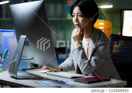 女性　残業　ビジネス 113889883