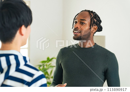 会話する外国人男性 会話する外国人男性 113890917