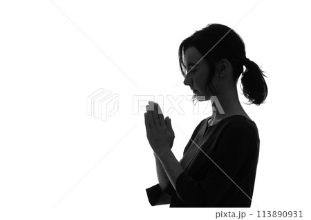 祈る外国人女性のシルエット 祈る外国人女性のシルエット 113890931