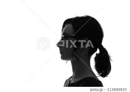 外国人女性の横顔のシルエット 113890933