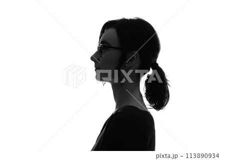 外国人女性の横顔のシルエット 113890934