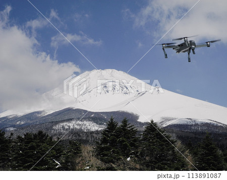 冬の富士山とドローン 113891087