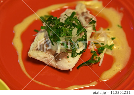 蒸し焼きした美味しい天然黒鯛 113891231