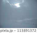 雪雲に覆われる山 113891372