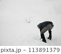 雪の中を飛ぶ 113891379