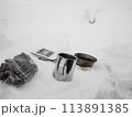 雪の上でコーヒーブレイク 113891385
