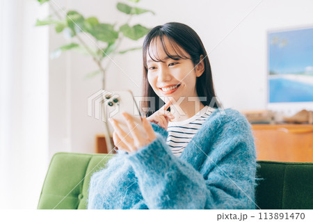 ソファでスマホを使う女性 ソファでスマホを使う女性 113891470