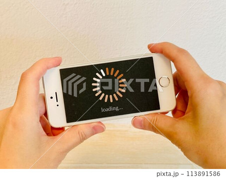 スマホがローディング中 113891586