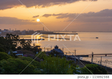須磨浦公園で眺める日の出の風景　神戸市須磨区にて 113892388