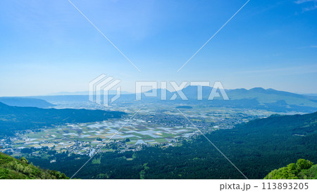 阿蘇市街地　うららかな春の陽ざしを背景に阿蘇山とミルクロードから観える絶景風景 113893205