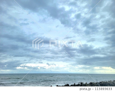 海に浮かぶ雲 113893633