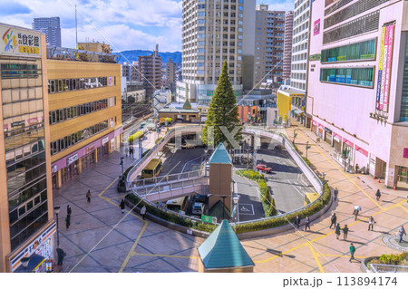 日本の相模原市都市景観　橋本駅前やバスロータリー、タワーマンション群などを望む=21日 113894174