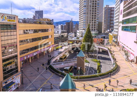 日本の相模原市都市景観　橋本駅前やバスロータリー、タワーマンション群などを望む=21日 113894177