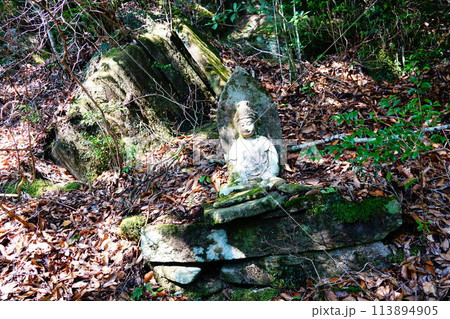 佐賀 長崎 多良岳 登山道にある仏像 佐賀 長崎 多良岳 登山道にある仏像 113894905
