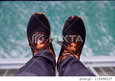 明石海峡大橋の内部のガラスの床(神戸市) 明石海峡大橋の内部のガラスの床(神戸市) 113896227