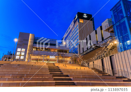 栃木県　JR宇都宮駅東口の都市風景（ウツノミヤテラス） 113897035
