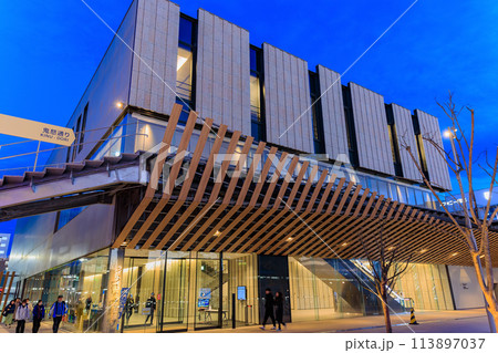 栃木県　JR宇都宮駅東口の都市風景（ライトキューブ宇都宮） 113897037