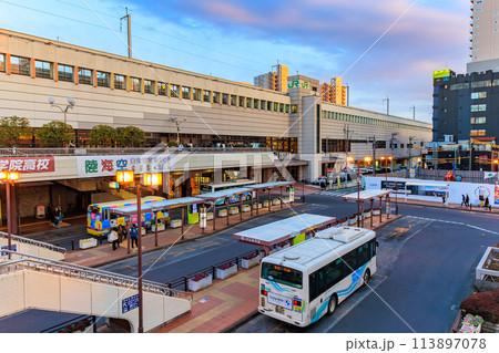 栃木県　JR宇都宮駅西口の都市風景（JR宇都宮駅バス乗り場） 113897078