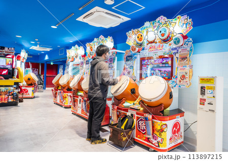 太鼓の達人で遊ぶ男性 ゲームセンター 太鼓の達人で遊ぶ男性 ゲームセンター 113897215