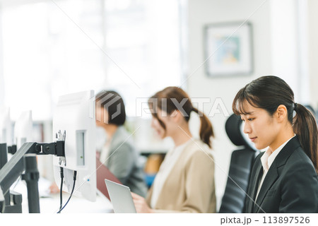 オフィスのビジネスシーン 113897526