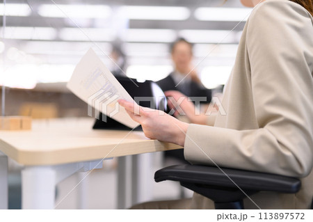 オフィスのビジネスシーン 113897572