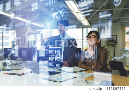 オフィスのビジネスシーン 113897581