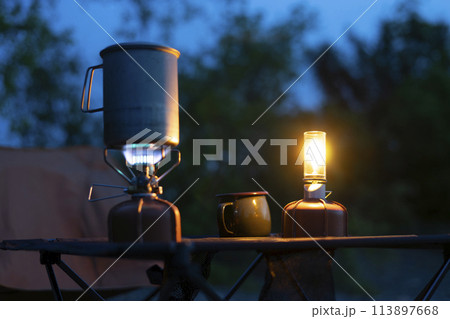 野営の夜　ガスバーナーとガスランタン 113897668
