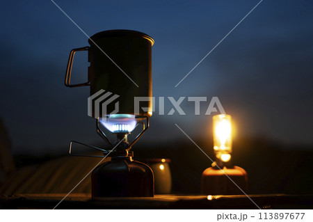 野営の夜　ガスバーナーとガスランタン 113897677