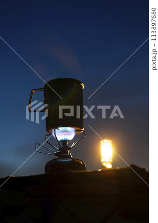 野営の夜　ガスバーナーとガスランタン 113897680