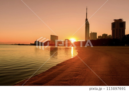 福岡市、朝焼けの百道浜(シーサイドももち) 福岡市、朝焼けの百道浜(シーサイドももち) 113897691