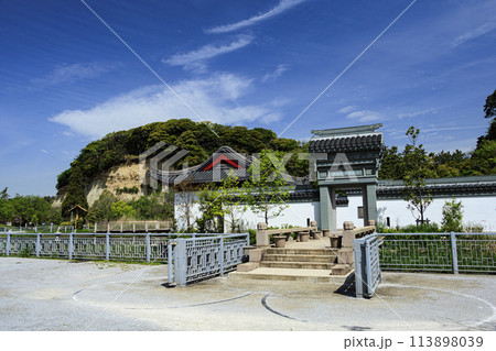 新緑に包まれた神奈川県横浜市本牧市民公園の横浜上海友好園の春 113898039