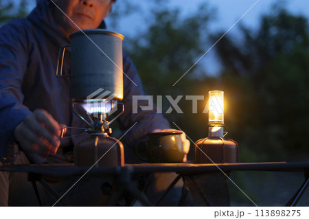 夕暮れのソロキャンプ を楽しむ男性 113898275