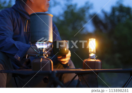 夕暮れのソロキャンプ を楽しむ男性 113898281