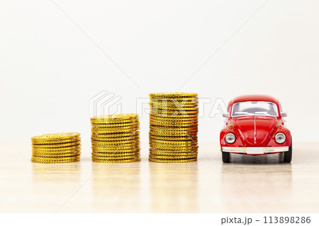 おもちゃの車とおもちゃの金貨 113898286