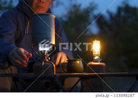 夕暮れのソロキャンプ を楽しむ男性 113898287