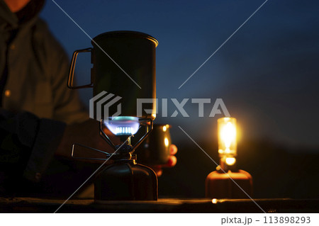 夕暮れのソロキャンプ を楽しむ男性 113898293