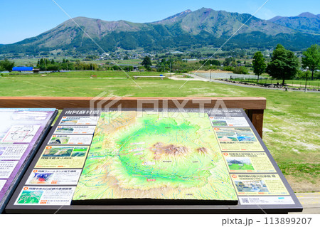 うららかな春空を背景に案内板(地図)と阿蘇山風景　「道の駅 あそ望の郷くぎの」 113899207