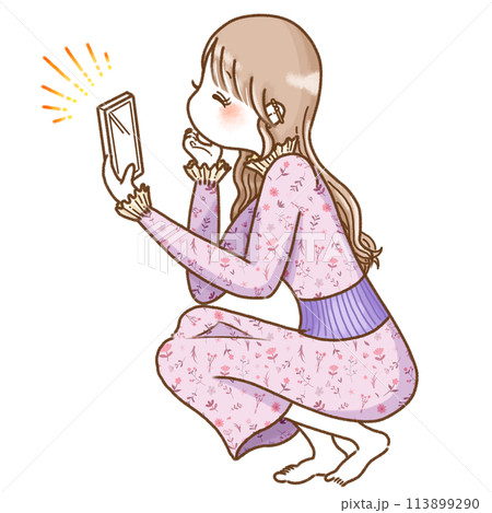 スマホで写真を撮る女性 113899290
