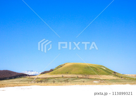 早春の中標津町モアン山の風景 113899321