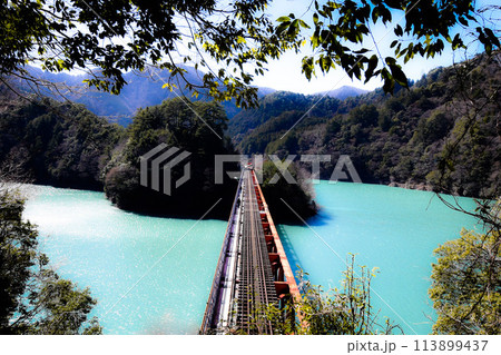 青い湖と線路 青い湖と線路 113899437