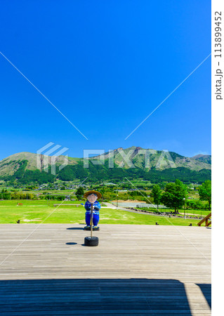 うららかな春空を背景に道の駅　展望台から観える風景　「道の駅 あそ望の郷くぎの」 113899452