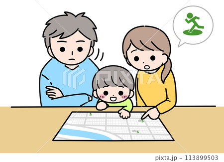 ハザードマップを見て避難場所の確認をするファミリー 113899503