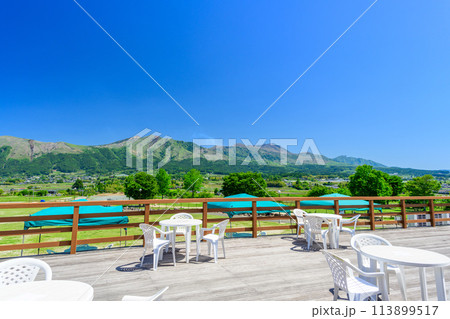 うららかな春空を背景に展望台から観える風景(背景は阿蘇山) 「道の駅 あそ望の郷くぎの」 うららかな春空を背景に展望台から観える風景(背景は阿蘇山) 「道の駅 あそ望の郷くぎの」 113899517