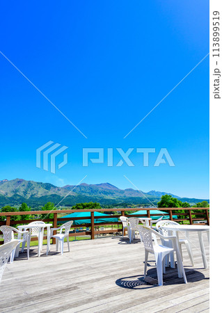 うららかな春空を背景に展望台から観える風景(背景は阿蘇山)　「道の駅 あそ望の郷くぎの」 113899519